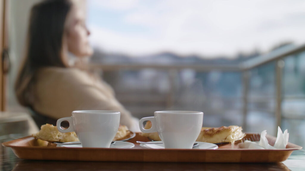 Serviertablett mit Frühstück auf einem Balkon