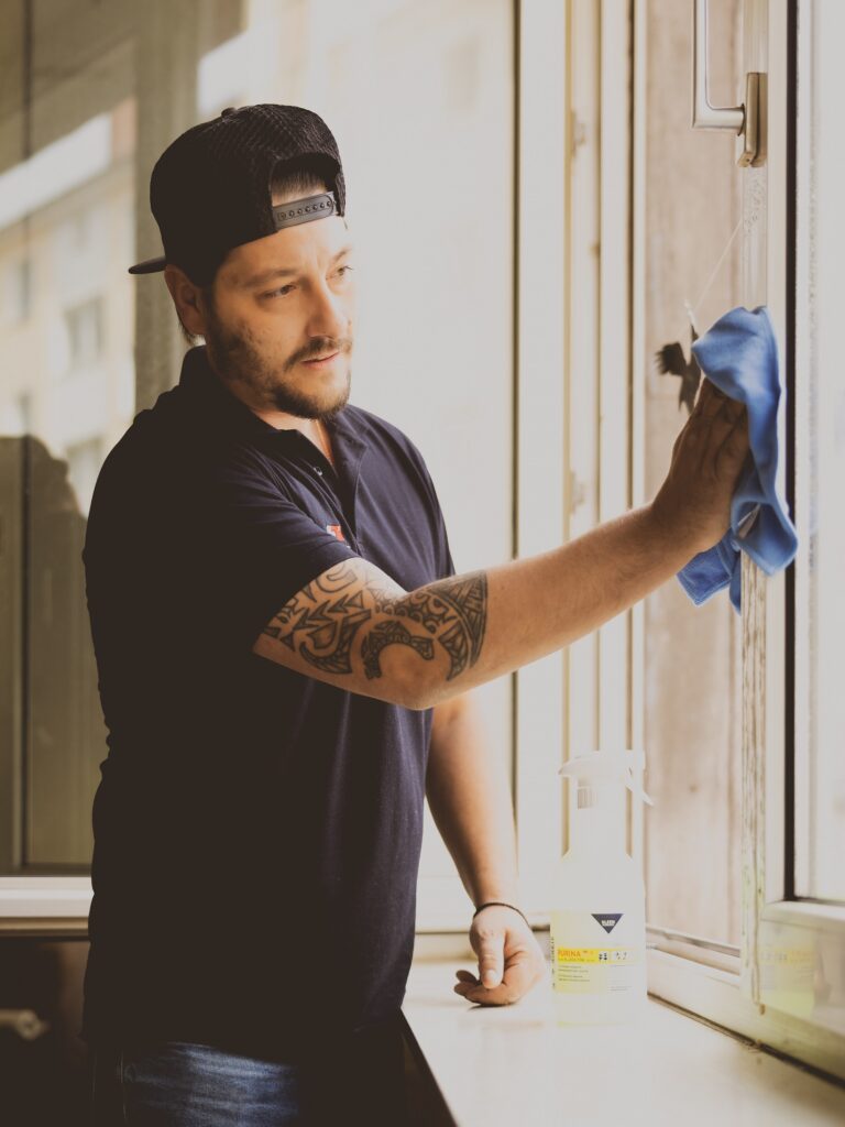 Michael Neuert beim Fensterputzen