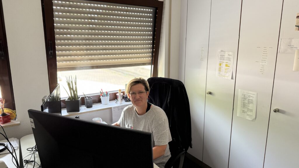 Katharina in ihrem Büro
