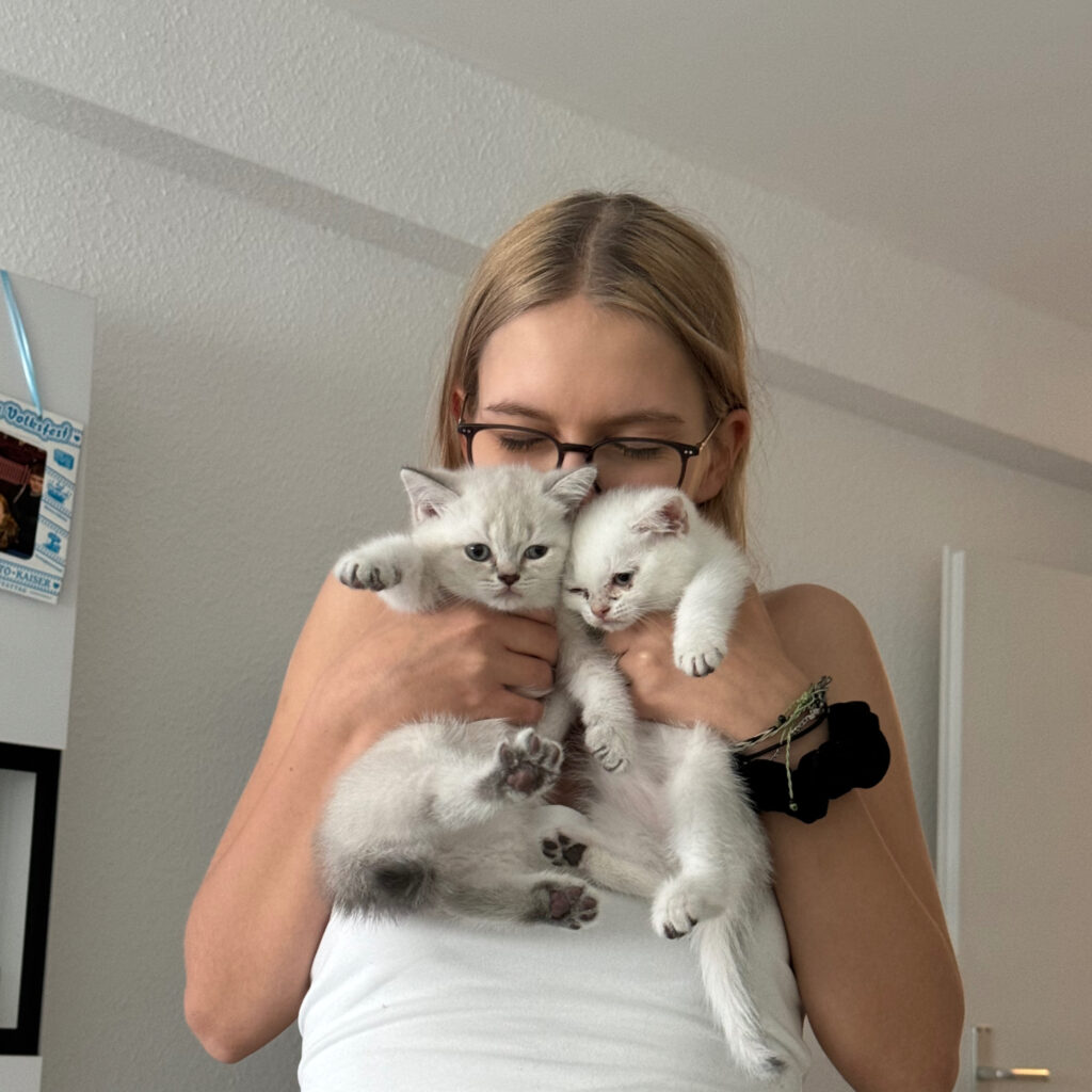 Stella mit ihren Katzen